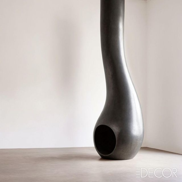 검게 그을린 강철로 디자인한 난로 컬렉션 ‘벌컨(Vulcan)’. 불을 단순한 난방 수단을 넘어 하나의 예술적 요소로 승화시켰다. 