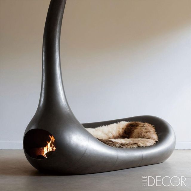 검게 그을린 강철로 디자인한 난로 컬렉션 ‘벌컨(Vulcan)’. 불을 단순한 난방 수단을 넘어 하나의 예술적 요소로 승화시켰다. 