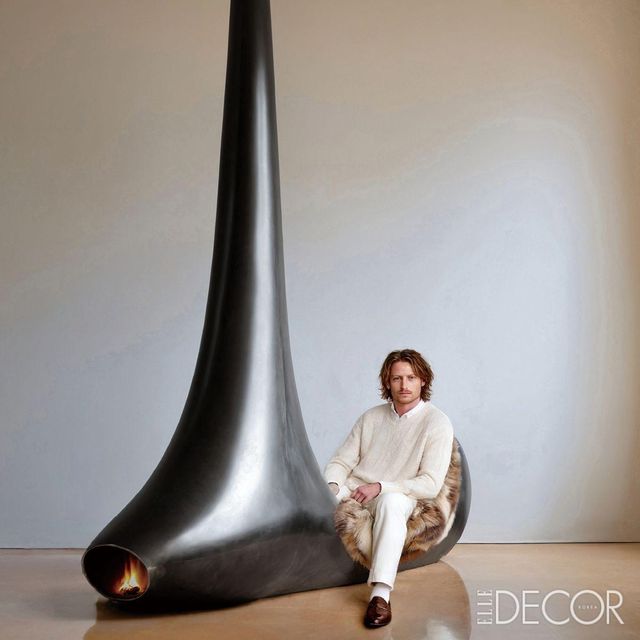 검게 그을린 강철로 디자인한 난로 컬렉션 ‘벌컨(Vulcan)’. 불을 단순한 난방 수단을 넘어 하나의 예술적 요소로 승화시켰다. 