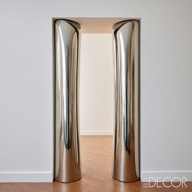 도자에 컬러 유약을 발라 가구와 아치를 만든 ‘피글루스(Figulus)’ 컬렉션부터 강철로 제작한 문 구조물과 조각적인 가구로 구성된 ‘아르나르도(Arnardo)’ 컬렉션, 바닥에서 벽으로 이어지는 러그로 공간을 연결하는 ‘크레스코(Cresco)’ 컬렉션까지 그의 작품은 평범한 공간을 색다르게 경험하게 만든다.