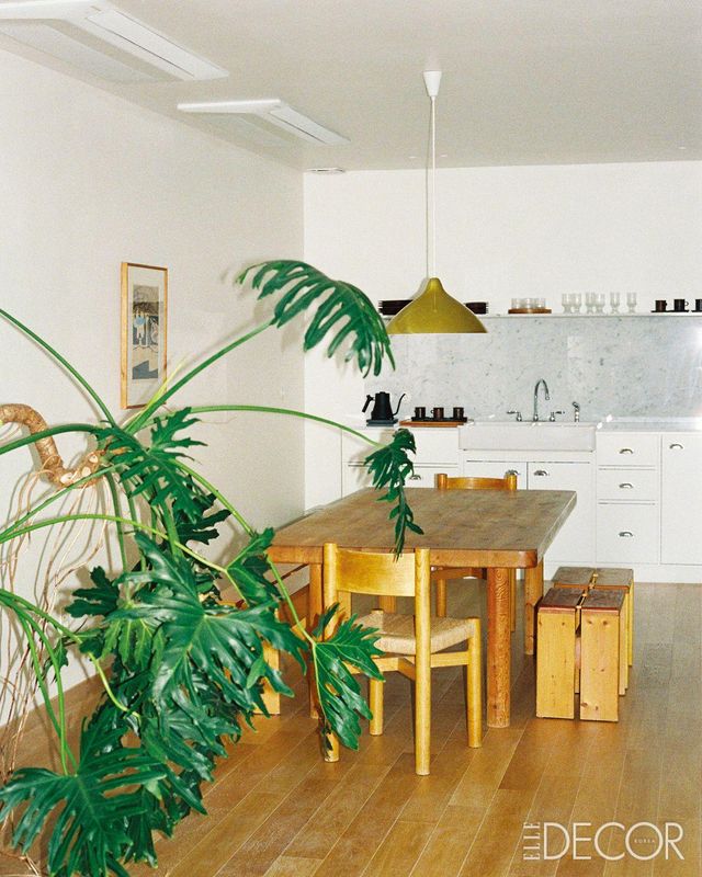 프랑스 빈티지의 정수를 누릴 수 있는 42호. 샤를로트 페리앙의 손길이 닿은 가구들이 모여 특별한 아름다움을 선사하는 다이닝 룸. 