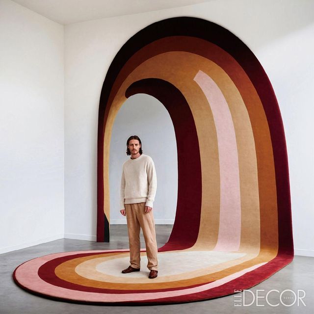 도자에 컬러 유약을 발라 가구와 아치를 만든 ‘피글루스(Figulus)’ 컬렉션부터 강철로 제작한 문 구조물과 조각적인 가구로 구성된 ‘아르나르도(Arnardo)’ 컬렉션, 바닥에서 벽으로 이어지는 러그로 공간을 연결하는 ‘크레스코(Cresco)’ 컬렉션까지 그의 작품은 평범한 공간을 색다르게 경험하게 만든다.