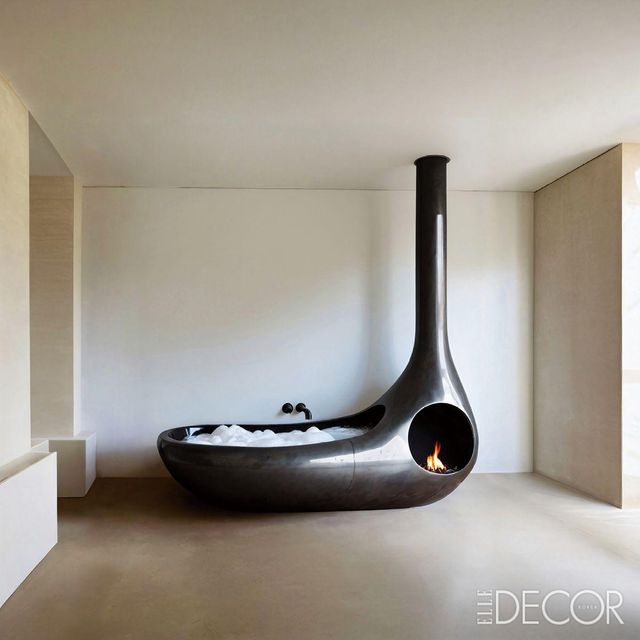검게 그을린 강철로 디자인한 난로 컬렉션 ‘벌컨(Vulcan)’. 불을 단순한 난방 수단을 넘어 하나의 예술적 요소로 승화시켰다. 