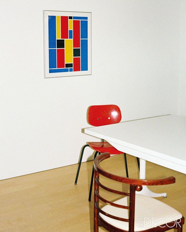 41호 서재에 놓여 있는 에곤 아이어만의 ‘SE 68’ 레드 체어와 요제프 호프만과 구스타프 지겔 디자인의 ‘플레더마우스’ 체어. 