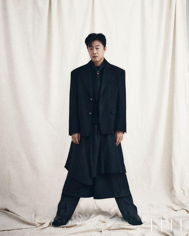 블랙 수트는 Wooalong. 드레이프 셔츠와 팬츠는 모두 Dr. Shien. 부츠와 스카프는 모두 스타일리스트 소장품. 링은 Trencadism. 