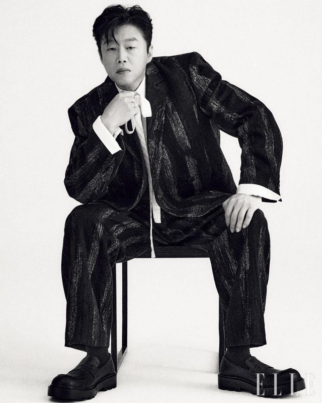 스트라이프 수트와 베스트 세트업은 모두 Eenk. 셔츠는 스타일리스트 소장품. 로퍼는 Prettoe. 반지는 TrencadisM. 