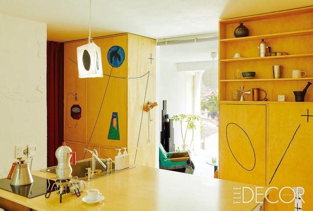 주방 그리고 장롱 역할을 하는 벽장은 모두 모듈식이다. 소나무 합판으로 직접 만든 벽장에는 타투를 새기듯 마음에 드는 선과 그림을 천천히 그려 넣었다.