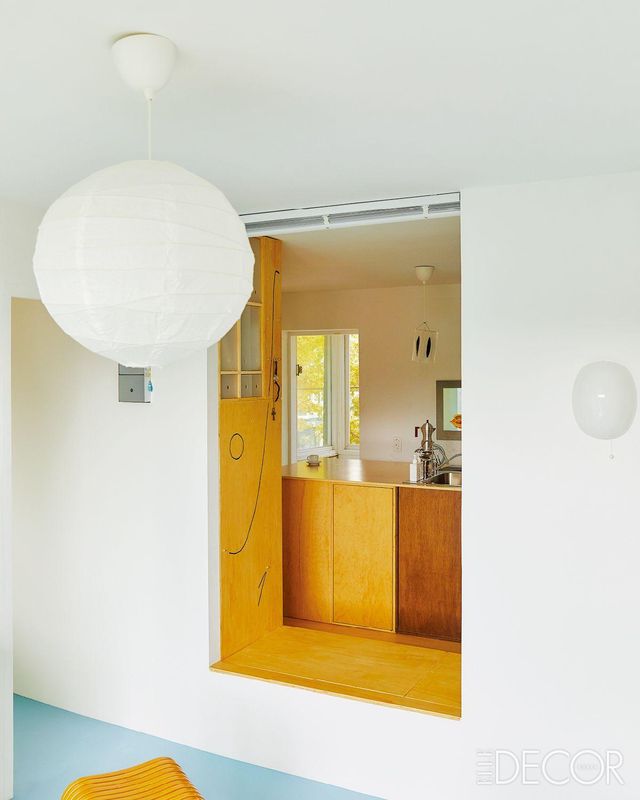 공간에 충분한 레이어를 만들고 싶었던 전중섭의 의도대로 20평대의 집은 문 없이도 주방과 두 개의 작은 방, 거실, 침실까지 다섯 개의 독립된 공간으로 나뉜다.