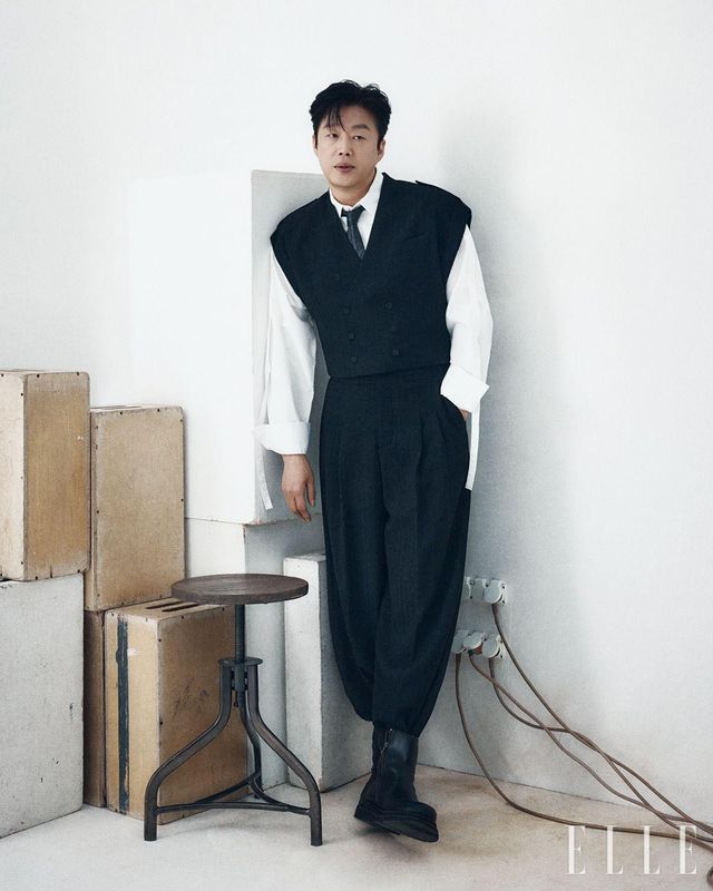 베스트와 팬츠 세트업은 모두 Wala Design Lab. 셔츠와 부츠는 모두 스타일리스트 소장품. 