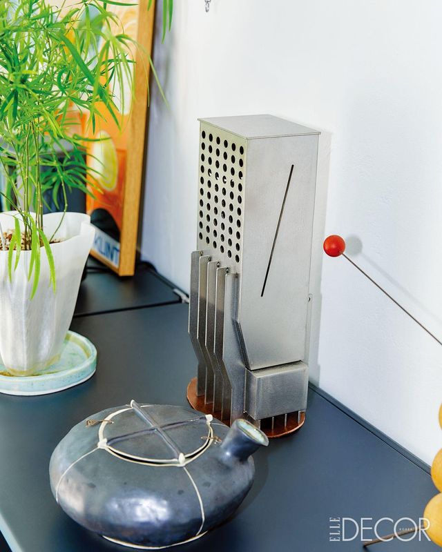 전중섭이 자신의 건축사무소 ‘사사건건’을 운영하며 관심을 가져온 ‘해결만 된 형태’들은 최소한으로 발전시켜 완성한 가구와 사물. 