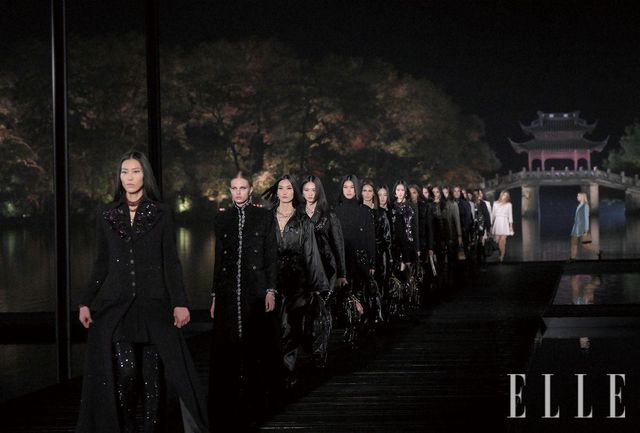 항저우의 서호를 배경으로 펼쳐진 샤넬의 2024/2025 공방 컬렉션 런웨이. 