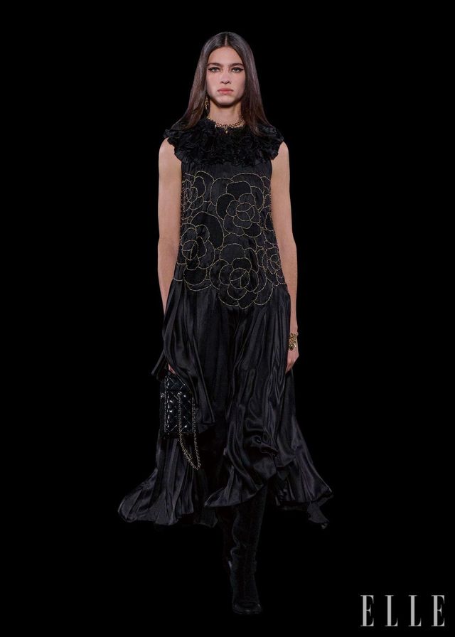 깃털과 플라워 장식을 전문으로 하는 르마리에 공방과 플리츠 장인인 로뇽 공방이 함께 제작한 블랙 드레스, 실크 새틴 재킷과 스커트. 