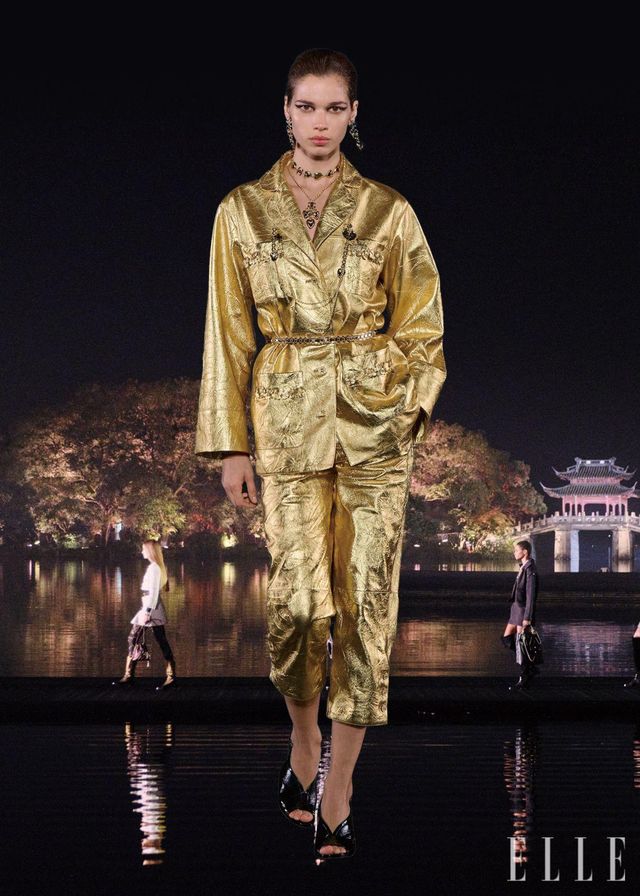 샤넬의 2024/2025 공방 컬렉션 룩.