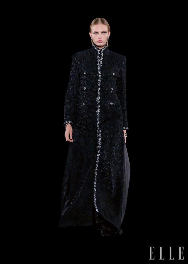 플라워 장식을 수놓은 롱 코트.