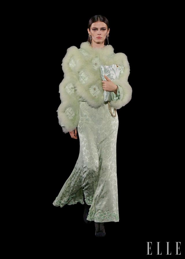 화려한 깃털 장식이 특징인 룩.