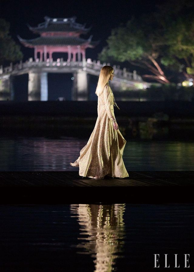 호수 위를 걷는 듯이 연출한 런웨이 쇼.