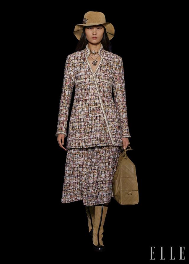 공방 메종 미셸에서 제작한 모자를 스타일링한 룩.