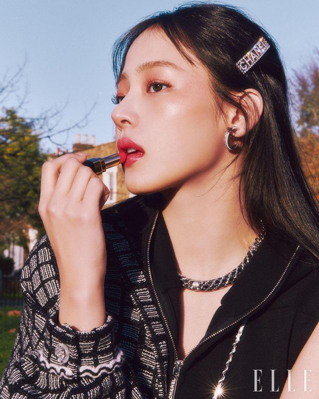 풍부한 자연 유래 왁스와 이드라부스트 컴플렉스가 입술에 수분과 영양을 공급하고 부드럽게 미끄러지는 듯한 발림성을 선사한다. 입술에 닿는 순간 투명한 오일로 바뀌며 극강의 샤인 효과를 선사하는 루쥬 코코 플래쉬, 91 보헴, 5만9천원, Chanel. 블랙 후디드 점프수트와 코트, 헤어핀과 액세서리는 모두 Chanel. 