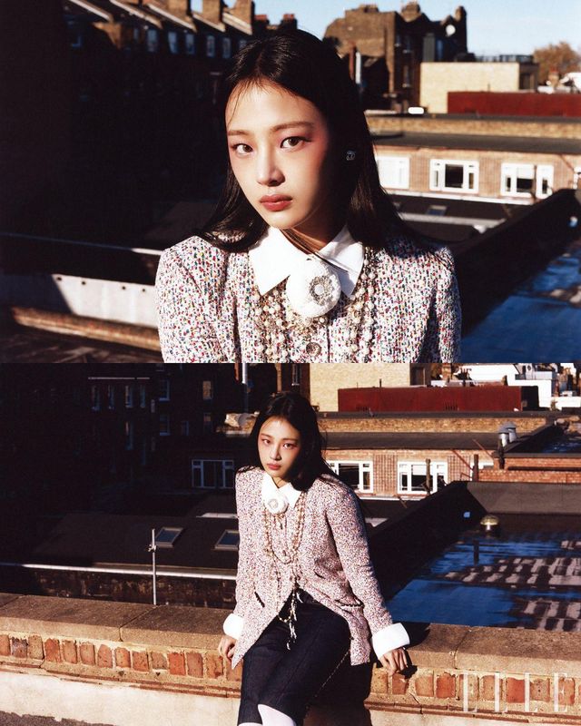  ‘쿨 걸’로 변신한 민지의 입술을 레드 로즈우드 톤으로 물들인 제품은 루쥬 코코 플래쉬, 90 쥬르, Chanel. 트위드 재킷과 데님 버뮤다 팬츠, 화이트 까멜리아 코르사주와 이어링은 모두 Chanel. 화이트 타이츠는 스타일리스트 소장품.