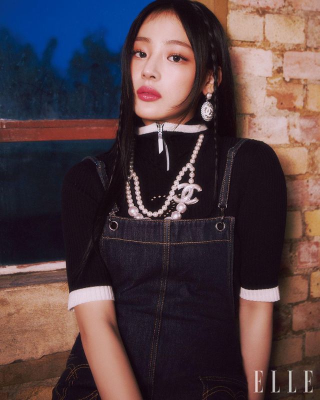 속에서부터 아스라이 배어 나오는 듯한 피부 윤기는 레 베쥬 쿠션을 얇게 발라 완성한 것. 그 위에 크리미한 텍스처가 블렌딩돼 윤기와 혈색을 한껏 끌어올리는 N°1 DE CHANEL 레드 까멜리아 립 앤 치크 밤, 4 웨이크-업 핑크로 양볼을 물들인다. 슬림하고 유연한 브러시가 속눈썹 한 올까지 놓치지 않고 풍성하게 연출해 주는 이니미터블 엑스트렘, 10 퓨어 블랙을 꼼꼼히 바른 다음 입술엔 소프트 핑크빛의 루쥬 코코 플래쉬, 118 프리즈를 바른다. 사용 제품은 모두 Chanel. 데님 점프수트와 블랙 풀오버, 펄 네크리스와 이어링은 모두 Chanel.