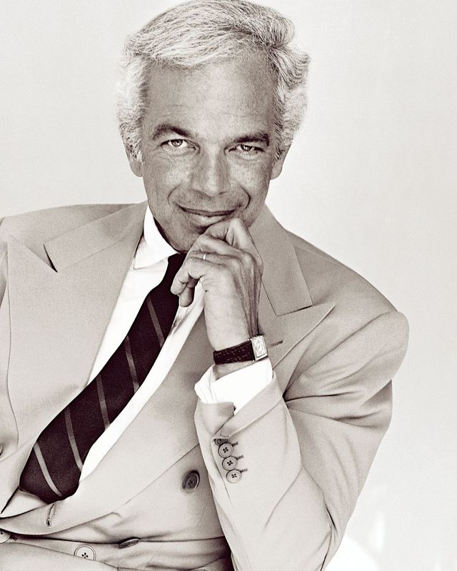  온화한 미소로 응시하는 랄프 로렌.