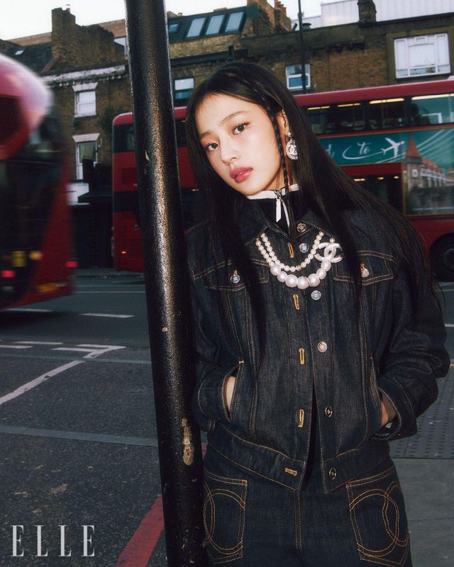 런던 이층버스를 배경으로 민지의 도회적인 매력이 더욱 배가될 수 있도록 레 베쥬 쿠션을 얇게 바르고, N°1 DE CHANEL 레드 까멜리아 립 앤 치크 밤, 4 웨이크-업 핑크를 두 뺨에 두드려 발라 미니멀하면서도 생기 넘치는 페이스를 완성한다. 한두 번만 쓱쓱 발라도 입술에 완벽한 수분감과 컬러, 빛나는 윤기를 선사하는 루쥬 코코 플래쉬, 118 프리즈를 입술에 발라 존재감을 더한다. 사용 제품은 모두 Chanel. 데님 블루종과 점프수트, 블랙 풀오버, 펄 네크리스와 이어링은 모두 Chanel.
