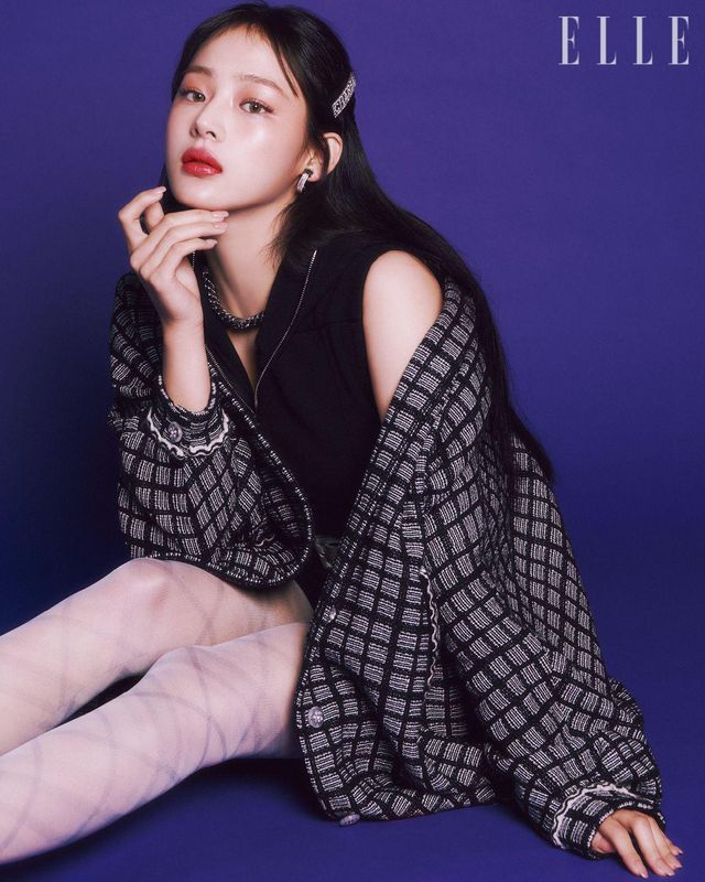 레 베쥬 쿠션으로 피부에 생기와 광채를 부여한다. 레 베쥬 아이섀도우 팔레트, 웜에 든 피치 베이지빛으로 눈가에 은은한 음영과 반짝임을 표현하고 N°1 DE CHANEL 레드 까멜리아 립 앤 치크 밤, 2 헬시 핑크를 광대뼈 위쪽을 감싸듯 가볍게 두드려 발라준다. 라즈베리 핑크빛으로 소녀스러운 매력을 더할 수 있는 루쥬 코코 플래쉬, 91 보헴을 풀 립으로 발라준다. 사용 제품은 모두 Chanel. 블랙 후디드 점프수트와 코트, 헤어핀과 액세서리는 모두 Chanel. 체크무늬 타이츠는 스타일리스트 소장품.