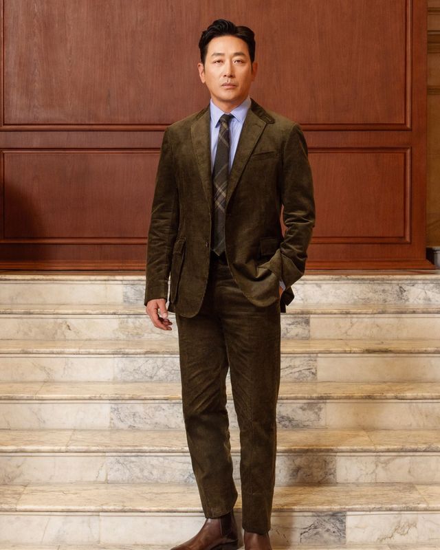 영화가 시작되기 전 포토콜에 서 있는 하정우. 