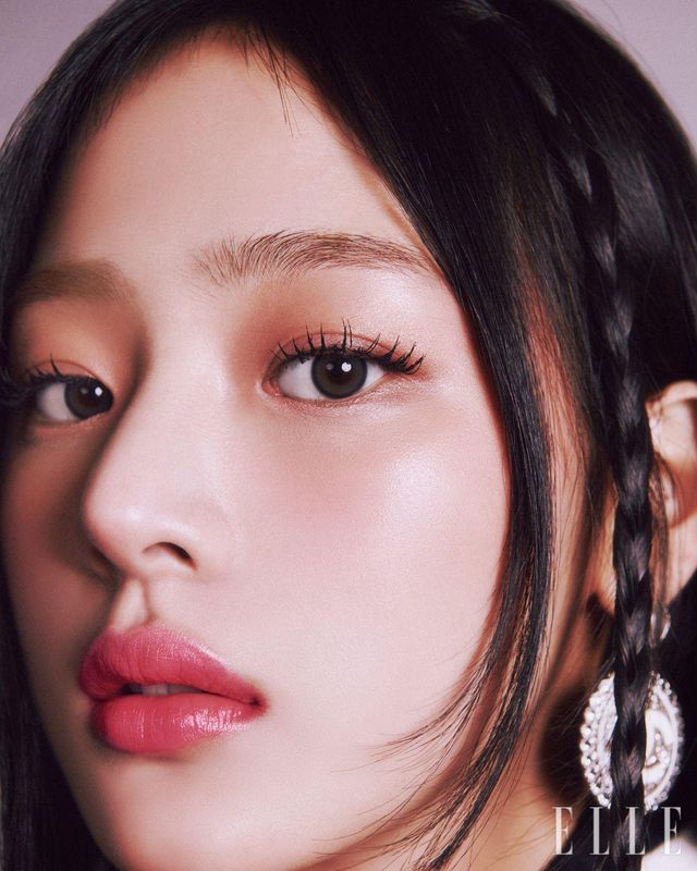 민지의 얼굴에 입체감을 더하기 위해 스틸로 쑤르씰 오뜨 프레시지옹, 154 블롱 땅드르를 사용해 눈썹 중간중간을 한 올씩 메우듯 정교하게 그려준다. 레 베쥬 아이섀도우 팔레트, 웜을 사용해 브라운과 피치 베이지가 어우러지는 시크한 음영 표현을 더한 뒤 이니미터블 엑스트렘, 10 퓨어 블랙을 꼼꼼히 발라 속눈썹에 볼륨과 컬링 효과를 줘 트위기를 연상시키는 아이래시를 완성한다. 입술엔 소프트 핑크빛의 루쥬 코코 플래쉬, 118 프리즈를 바른다. 사용 제품은 모두 Chanel. 이어링은 Chanel.