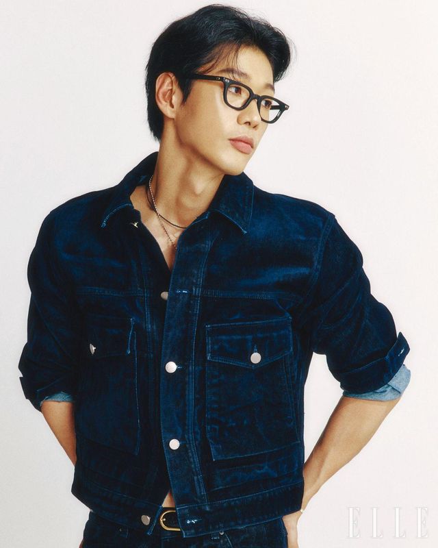 안경은 Highcollar. 재킷과 팬츠, 벨트와 네크리스는 모두 스타일리스트 소장품. 