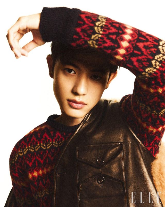 패턴 니트와 레더 베스트 재킷은 모두 Bally. 