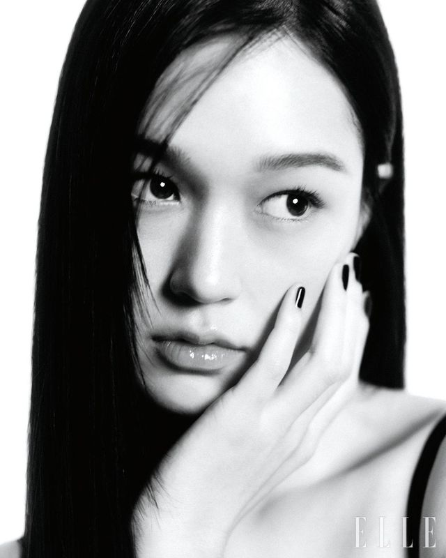 블랙 드레스는 Bottega Venetta. 