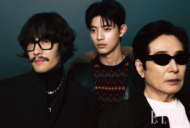 류승범이 입은 울 블레이저는 Ryoo. 터틀넥은 Tod’s. 하드웨어 링크 네크리스와 록 펜던트 네크리스는 모두 Tiffany & Co. 로몬이 입은 패턴 니트와 레더 베스트 재킷은 모두 Bally. 백윤식이 입은 셔츠와 재킷은 모두 Salvatore Ferragamo. 아이웨어는 스타일리스트 소장품. 