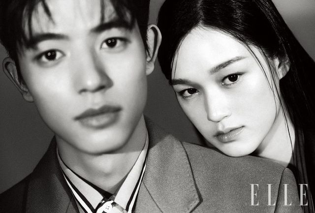 로몬이 입은 스트라이프 셔츠와 코트는 모두 Moschino. 이수현이 입은 재킷은 Dries Van Noten. 링은 Muahcho. 