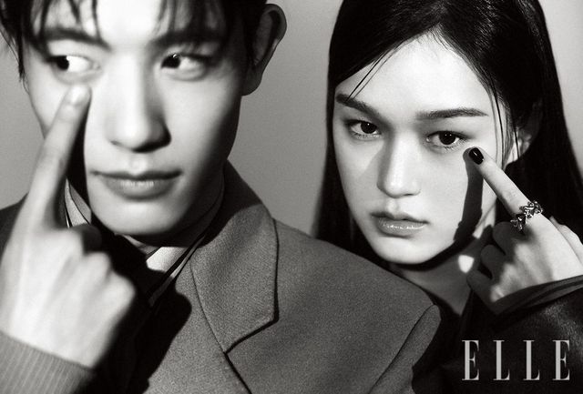 로몬이 입은 스트라이프 셔츠와 코트는 모두 Moschino. 이수현이 입은 재킷은 Dries Van Noten. 링은 Muahcho. 