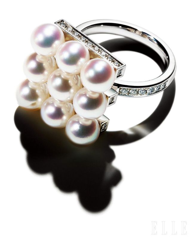 화이트골드에 아코야 진주 아홉 개를 세팅한 밸런스 빌드 다이아몬드 파베 링은 가격 미정, Tasaki.