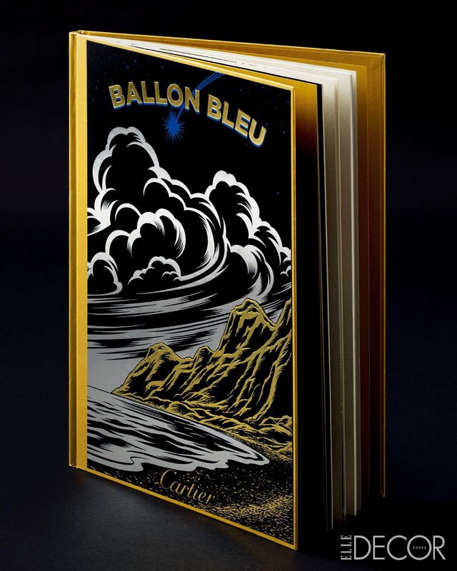 코믹 북 컨셉트로 까르띠에 발롱 블루 시계의 정수를 담은 책