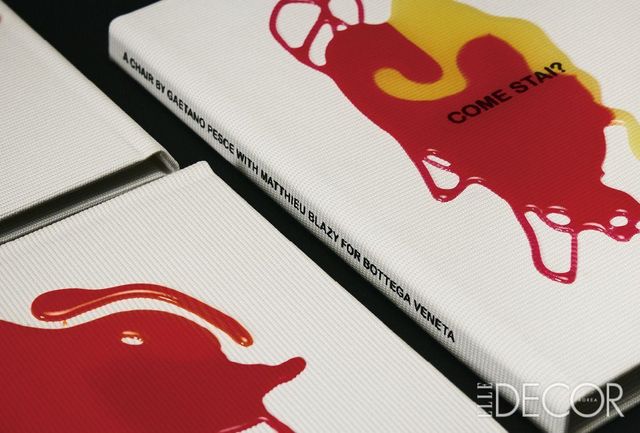 보테가 베네타와 이탈리아 디자이너 가에타노 페셰와의 협업으로 탄생한 컬렉터 북. 