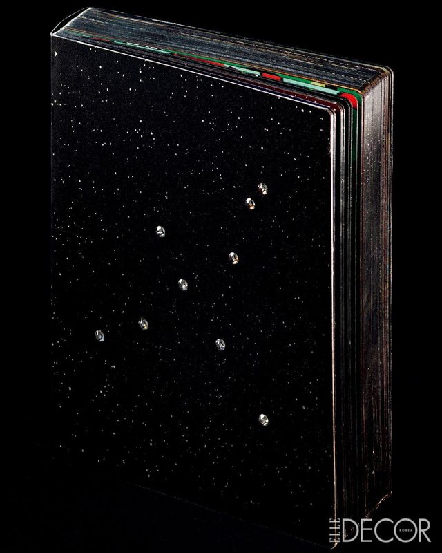 검은 책 표면에 다이아몬드로 장식한 비밀스러운 책