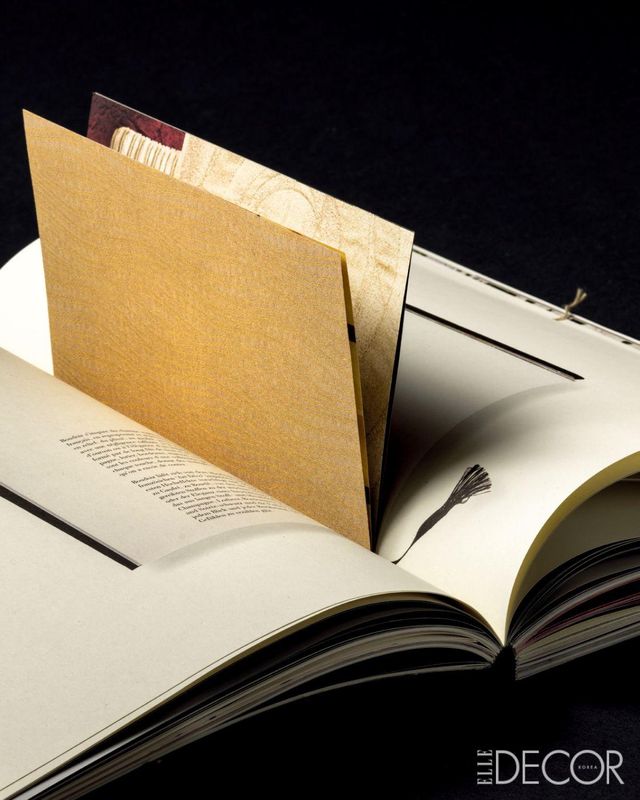 나바 프레스의 감각적 제본 방식과 텍스처, 디자인을 확인할 수 있는 책.