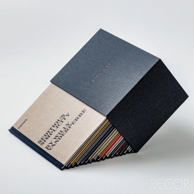 사진작가 윌리 판데르페레(Willy Vanderperre)가 담아낸 프라다 컬렉션 사진집 시리즈. 