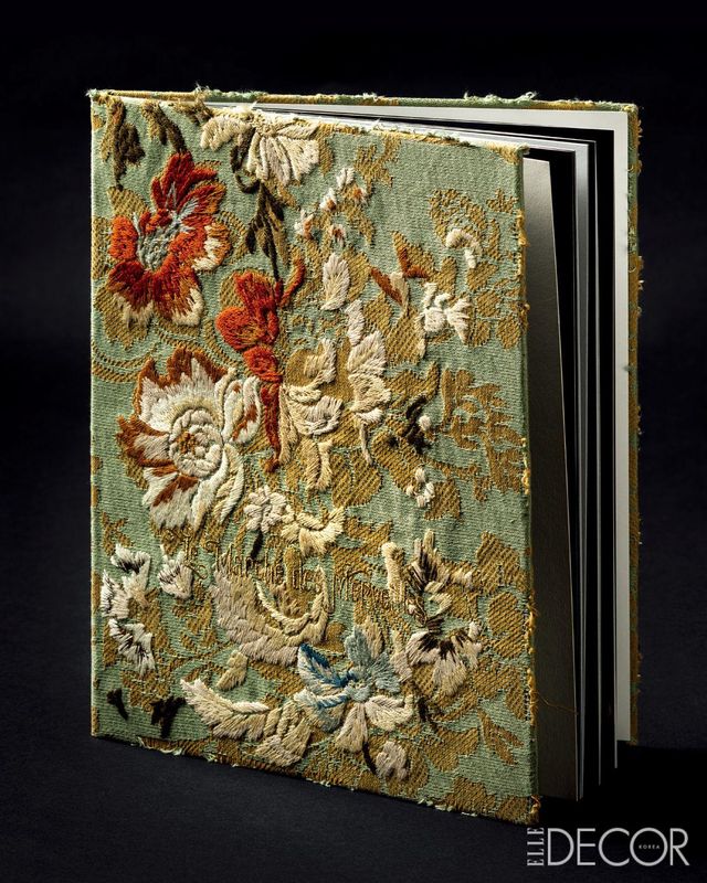 구찌의 〈Le Marché Des Marveiles〉는 고급 자수 천으로 장식해 예술적 가치가 높다.