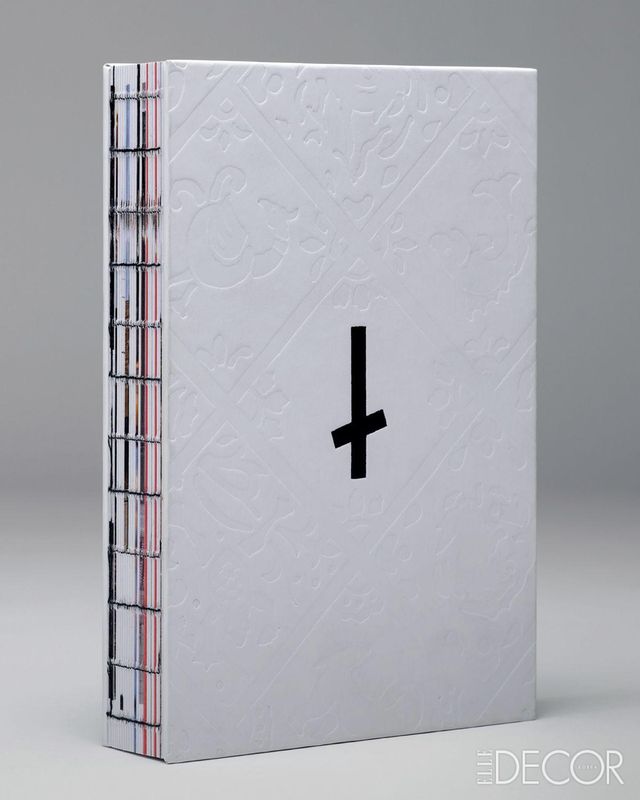 페이지를 실로 꿰매 고정한 제본 방식이 돋보이는 책. 