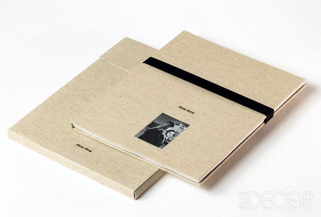 미우미우의 2018년 S/S 컬렉션 카탈로그. 