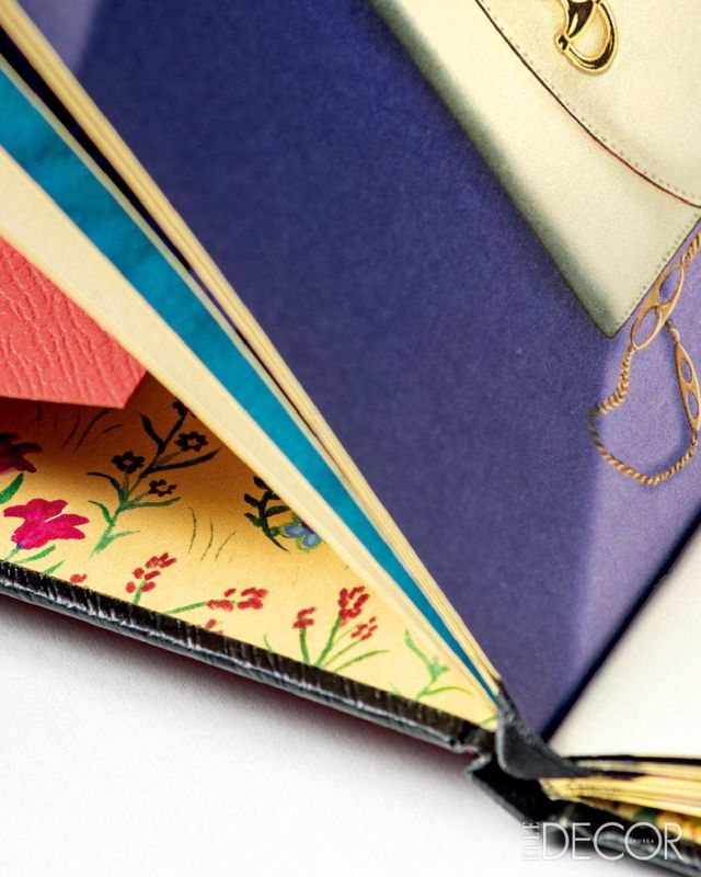 구찌 특유의 대담한 컬러와 창의적인 패턴을 종이에 녹인 책.