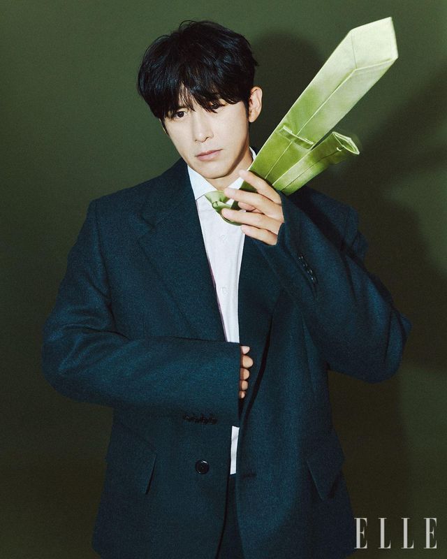 다크 그레이 재킷과 팬츠, 코튼 셔츠, 실크 타이는 모두 Prada. 