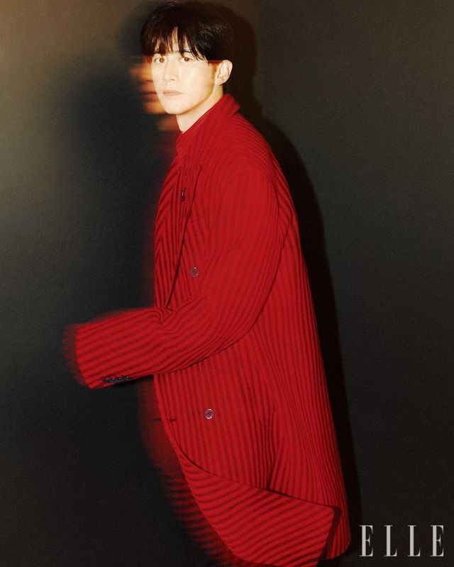 레드 더블 페이스 코트와 슬리브리스 셔츠, 카고 팬츠는 모두 Louis Vuitton. 