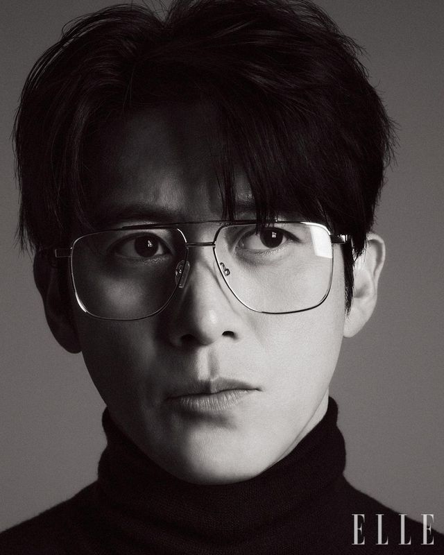 하이넥 울 스웨터는 Bottega Veneta. 안경은 McQueen by Seán McGirr. 