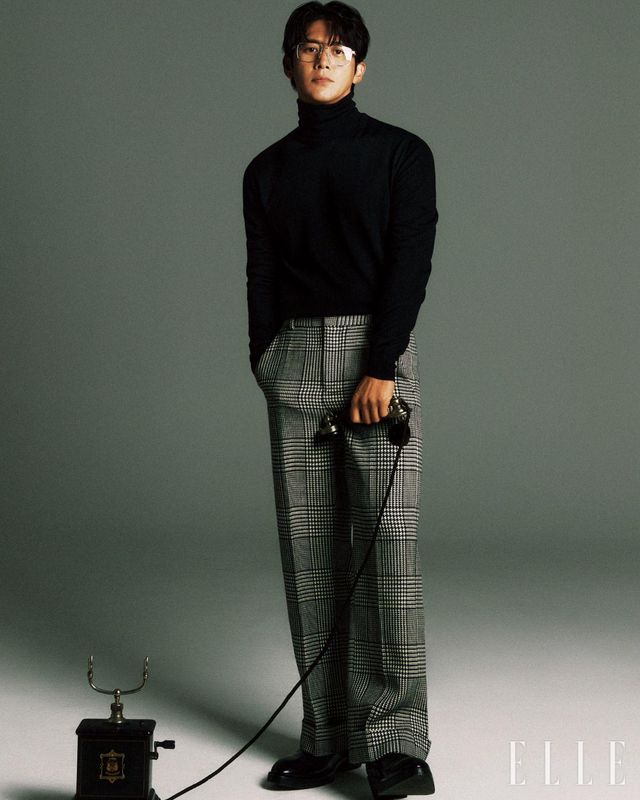 블랙 하이넥 스웨터와 체크 팬츠는 모두 Valentino. 앵클 슈즈는 Bottega Veneta. 안경은 McQueen by Seán McGirr. 