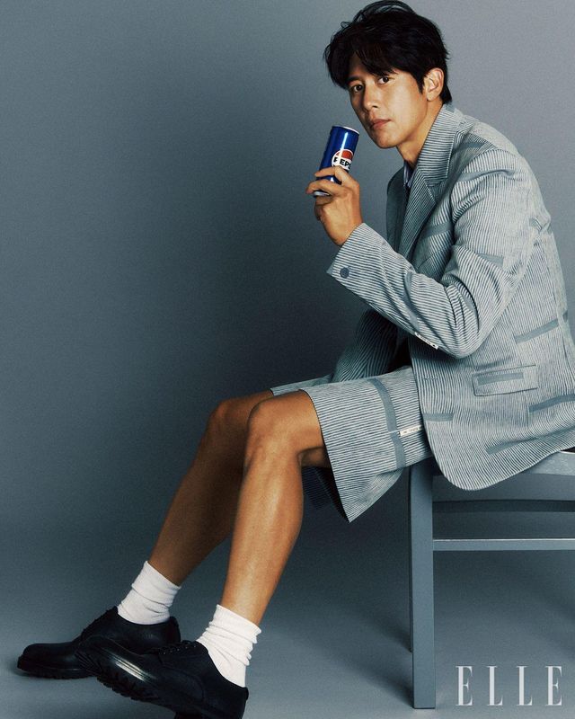 브레스티드 재킷과 울 쇼츠, 슬리브드 셔츠는 모두 Louis Vuitton. 삭스는 스타일리스트 소장품. 더비 슈즈는 Dolce & Gabbana. 